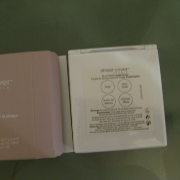 Sheer Cover-palette New sophisticates makeup with box and sealed-2 available - Picture 2 of 3